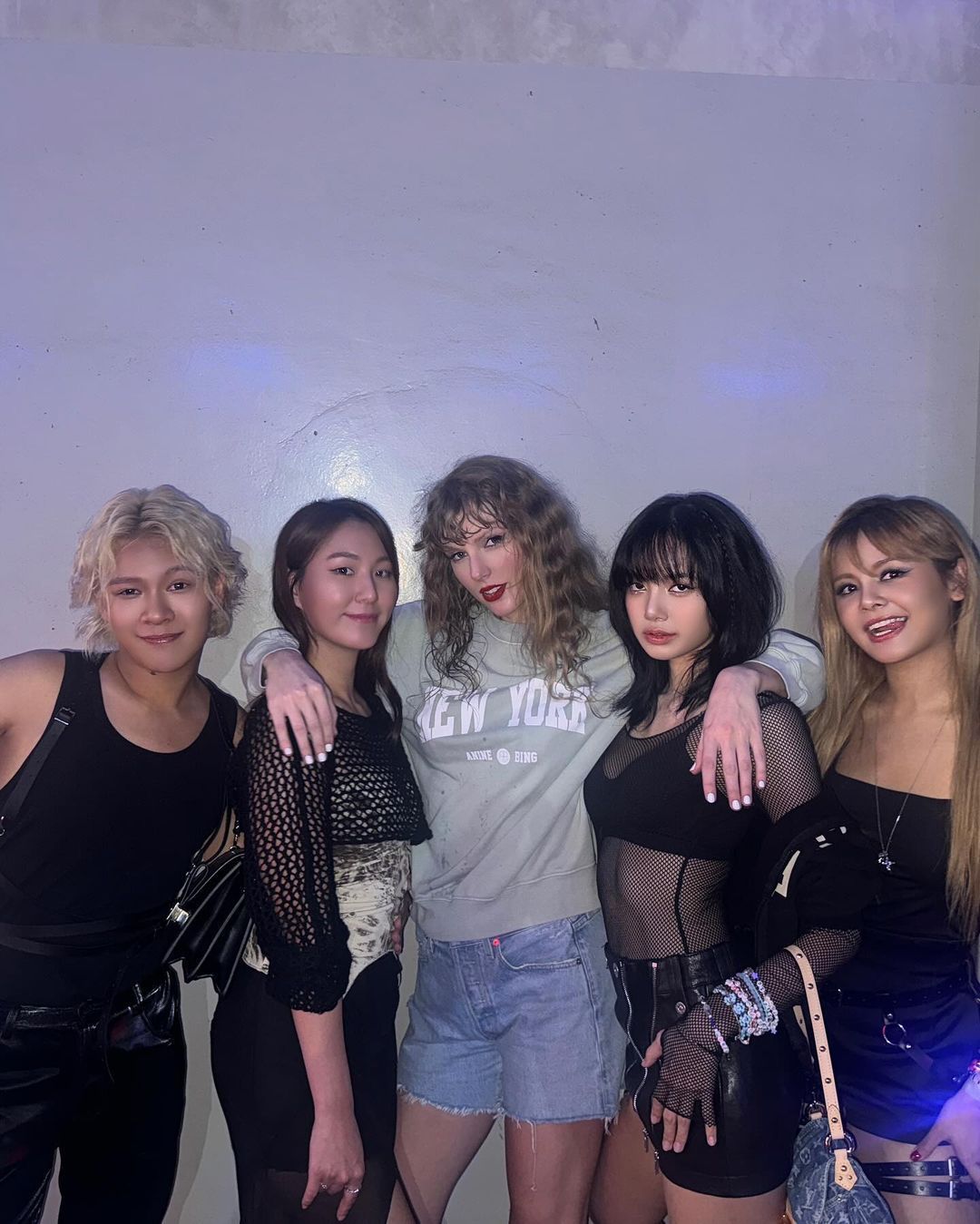 Lisa e Taylor Swift nos bastidores da "The Eras Tour" / Reprodução/ Instagram