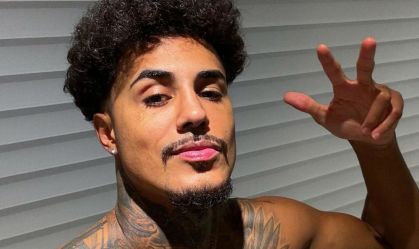 Com TDAH, MC Livinho comemora ao ler um livro inteiro pela primeira vez