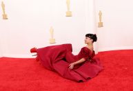 Liza Koshy leva tombo no tapete vermelho do Oscar; veja o momento