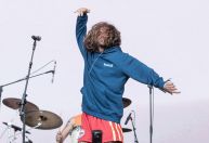 Fãs chegam cedo e tomam chuva para ver abertura do festival