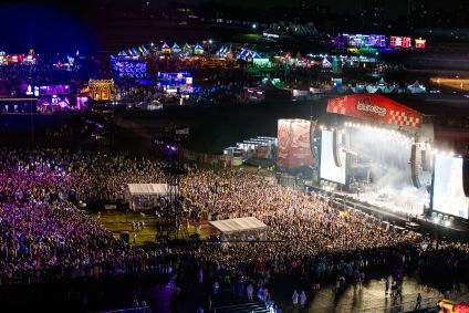 foto aérea da plateia e do palco do festival
