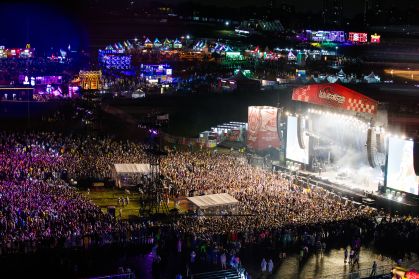foto aérea da plateia e do palco do festival
