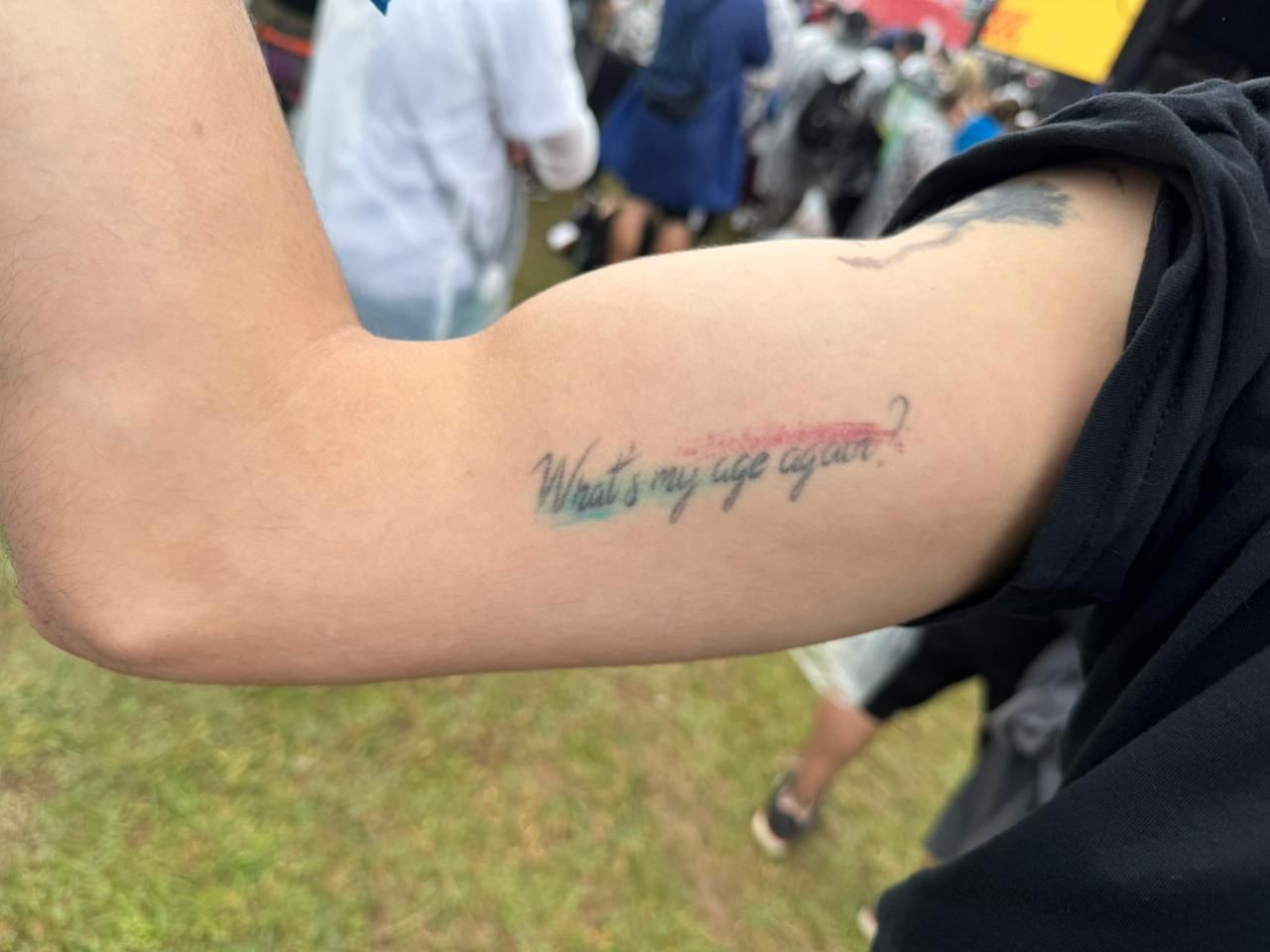 Fã do Blink-182, Thiago Chaves tatuou o nome de uma música da banda no braço /Nicoly Bastos/CNN