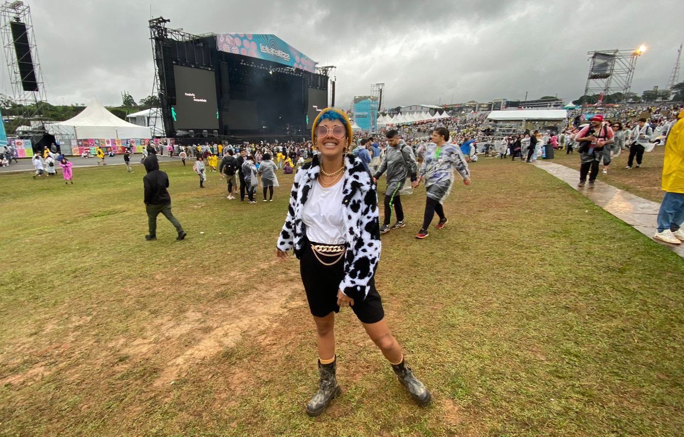 Mayara Alves, de 25 anos, se destacou com o casaco de animal print e apostando na cor na touca / Nicoly Bastos/CNN