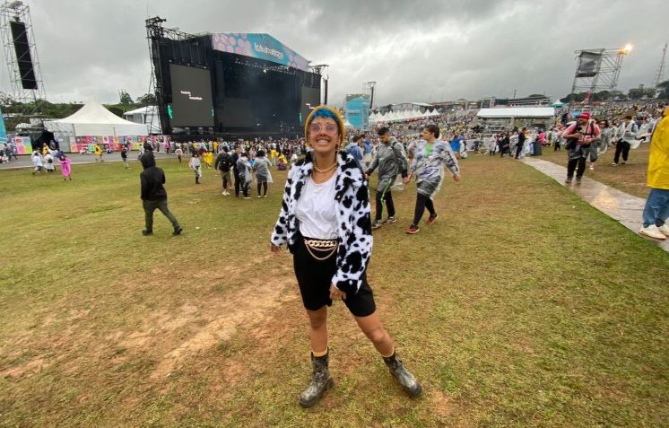 Mayara Alves, de 25 anos, se destacou com o casaco de animal print e apostando na cor na touca / Nicoly Bastos/CNN