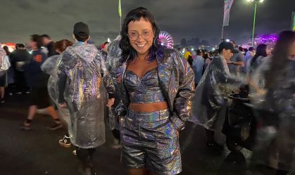 Mulher com mãos no bolso e roupa composta por blusa curta, shorts e blazer