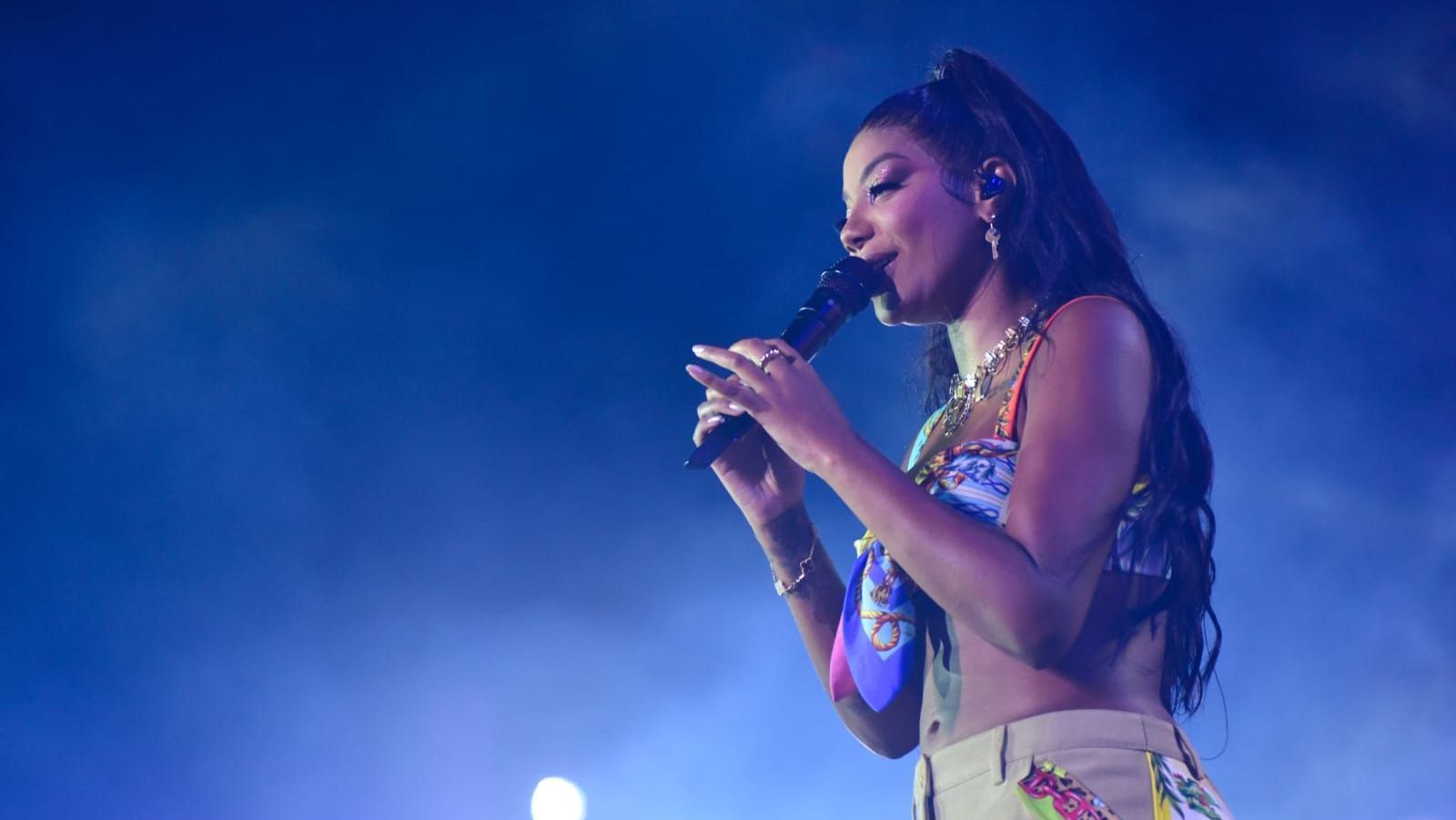 Ludmilla cantando no Navio Numanice