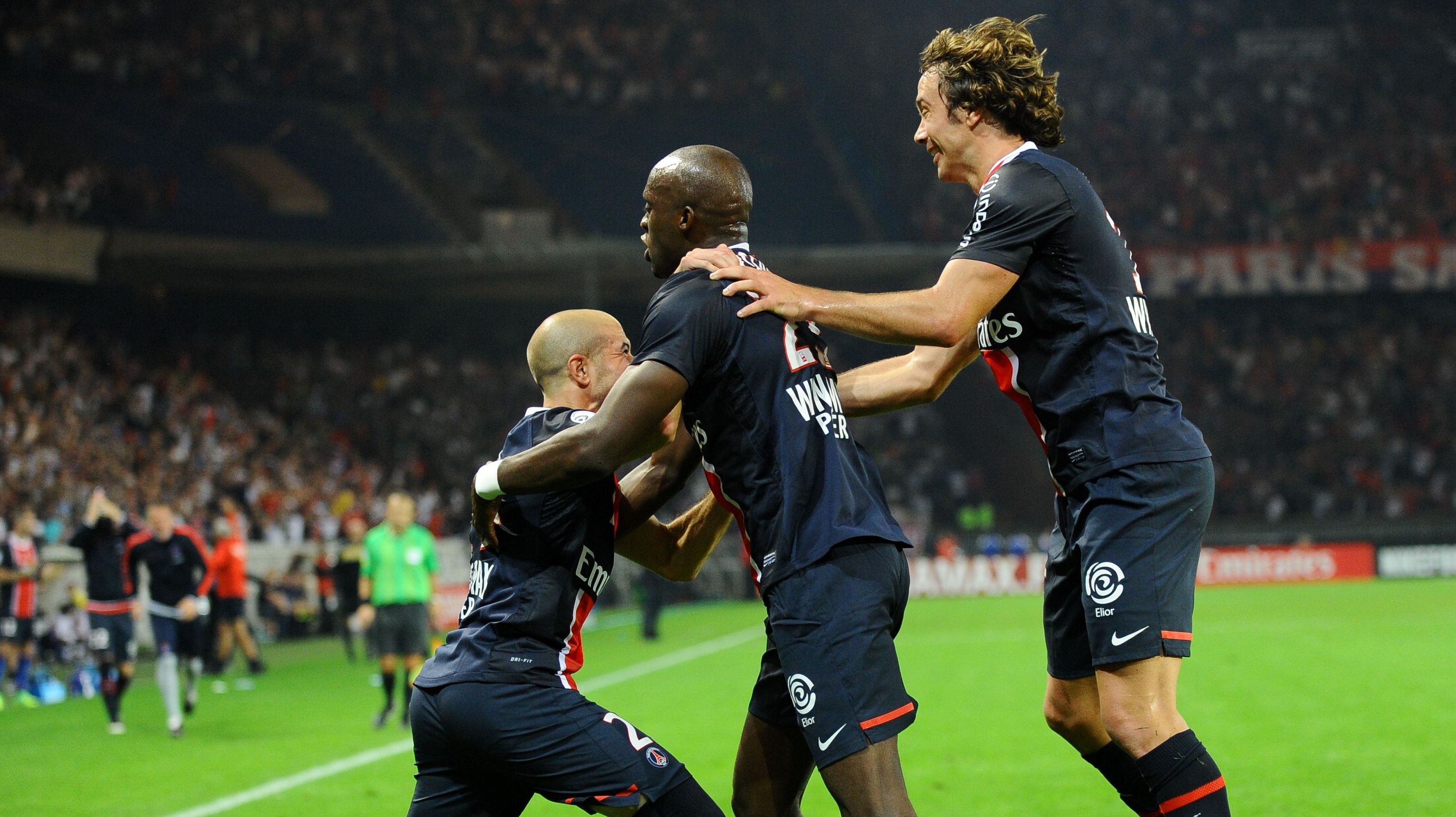 Lugano (à dir.) comemora gol do PSG