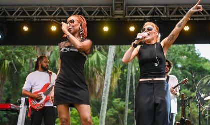 Luísa Sonza e Karol Conká cantam juntas em pocket show