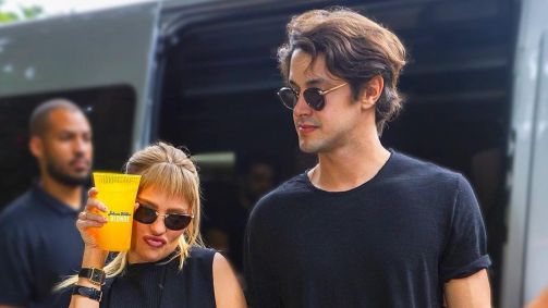 Luísa Sonza chega acompanhada em pocket show gratuito