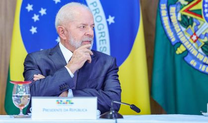 Lula critica previsões de "pessimistas" para economia do país e cobra ministros por relação com o Congresso