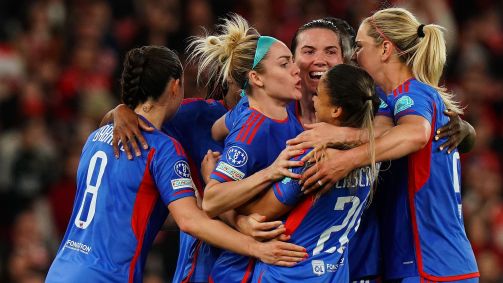 Jogadoras do Lyon comemoram gol contra o Benfica na Champions Feminina