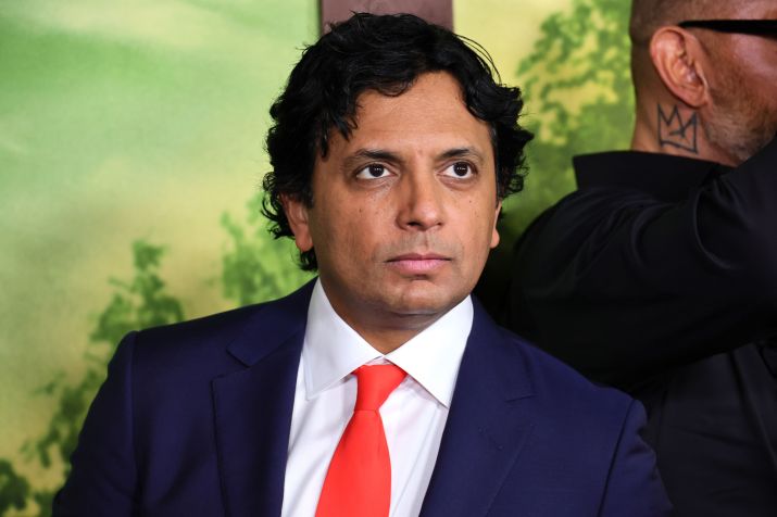 Diretor M. Night Shyamalan na estreia de seu filme mais recente, "Batem à Porta" (2023). / Theo Wargo/WireImage