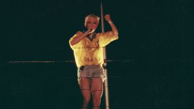 Madonna se apresenta durante show no estádio do Morumbi, na zona sul de São Paulo, com a turnê &quot;The Girlie Show&quot;, em 1993