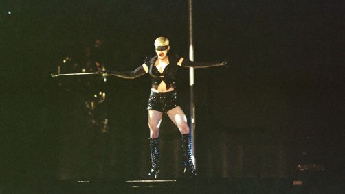 Madonna se apresenta durante show no estádio do Maracanã, com a turnê &quot;The Girlie Show&quot;, em 1993