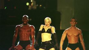 Madonna se apresenta durante show no estádio do Morumbi, na zona sul de São Paulo, com a turnê &quot;The Girlie Show&quot;, em 1993