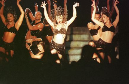 Madonna se apresenta durante show no estádio do Maracanã, com a turnê &quot;The Girlie Show&quot;, em 1993