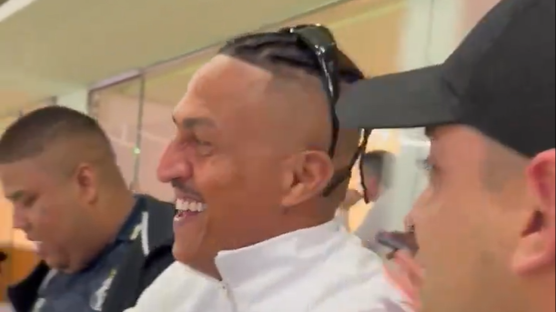 Mano Brown comemorando gol do Santos na semifinal do Paulista