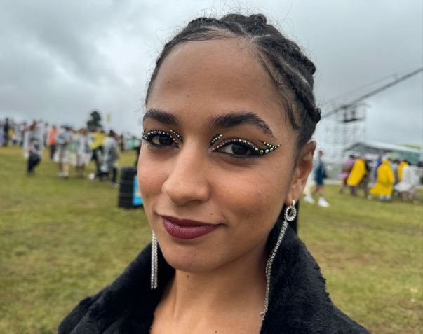 Ana Guerra, de 27 anos, abusou do delineado gráfico preto e das pedrinhas fugindo do básico / Nicoly Bastos/CNN