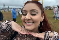 Delineados gráficos, pedras e muito brilho dominam makes no Lollapalooza 2024