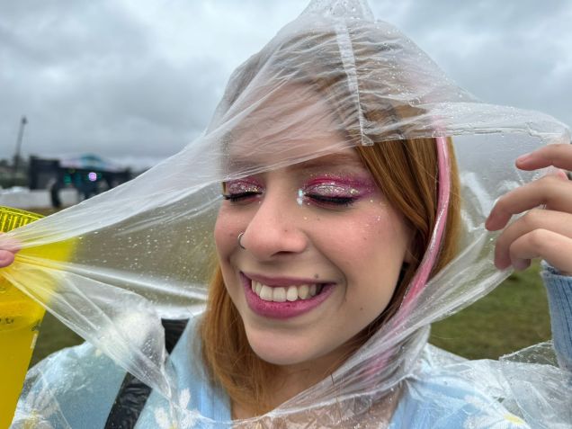 Erika Mello, de 27 anos, caprichou no glitter e na cor rosa para o segundo dia de Lolla / Nicoly Bastos/CNN