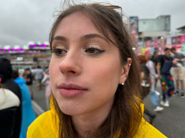 Mariana Bridi, de 21 anos, apostou no delineado colorido em baixo do olho / Nicoly Bastos/CNN