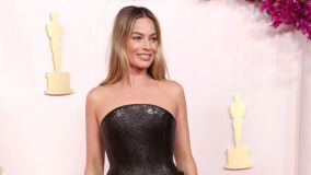Margot Robbie elege vestido preto para o Oscar 2024