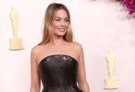 Adeus rosa? Margot Robbie elege look all black para o Oscar