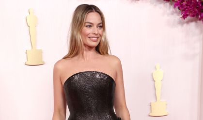 Margot Robbie elege vestido preto para o Oscar 2024