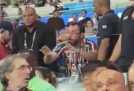 Presidente do Fluminense se desentende com torcedores do Flamengo no Maracanã