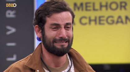 Matteus aos prantos ao ver vídeo gravado pela família