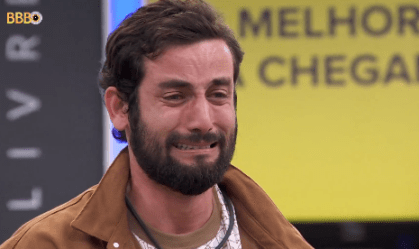 Matteus aos prantos ao ver vídeo gravado pela família