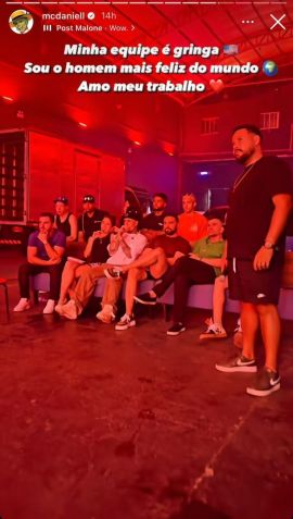 Durante os ensaios, MC Daniel ainda compartilhou imagens ao lado de sua equipe / Reprodução/Instagram