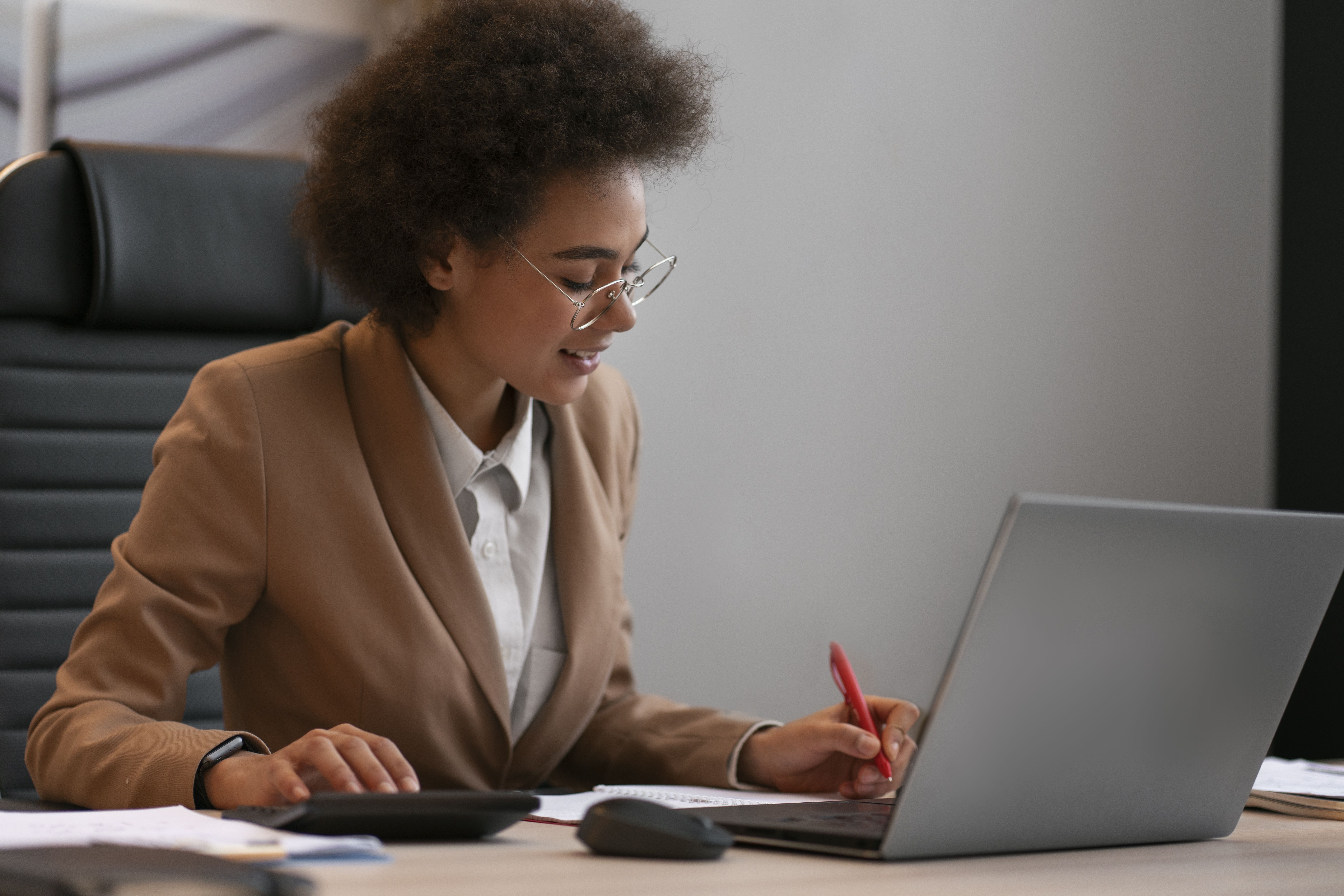 medium-shot-female-economist-working-laptop