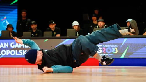 Menno van Gorp, esperança de medalha no breaking holandês, em performance na Polônia
