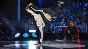 Menno van Gorp faz acrobacia no Red Bull BC One Breakdancing World Finals, em Paris