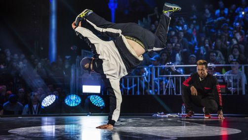 Menno van Gorp faz acrobacia no Red Bull BC One Breakdancing World Finals, em Paris