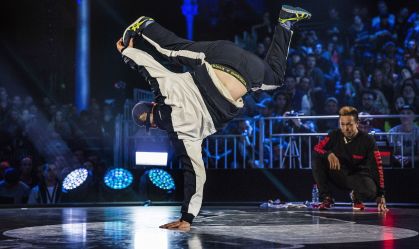 Menno van Gorp faz acrobacia no Red Bull BC One Breakdancing World Finals, em Paris