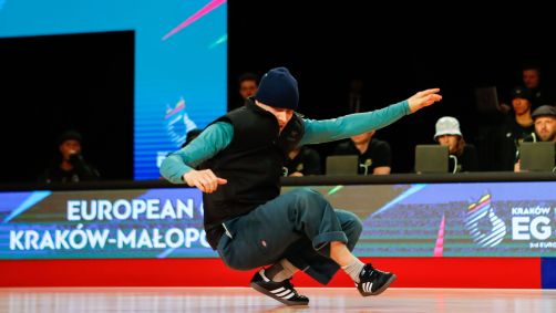 Menno van Gorp, esperança de medalha no breaking holandês, em performance na Polônia