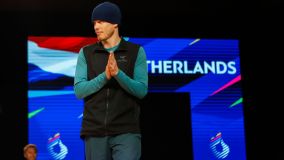Menno van Gorp, esperança de medalha no breaking holandês, em performance na Polônia