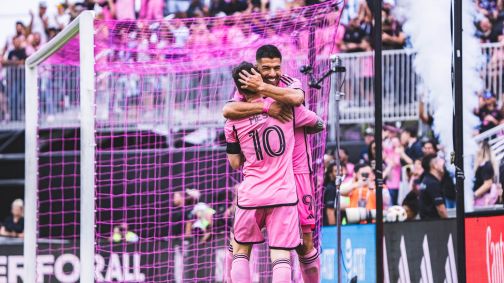 Suárez e Messi comemoram o gol sobre o Orlando City