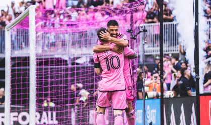 Suárez e Messi comemoram o gol sobre o Orlando City