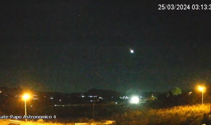 Céu escuro com meteoro