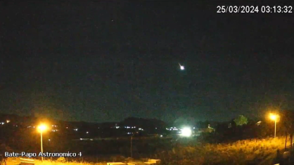 Céu escuro com meteoro
