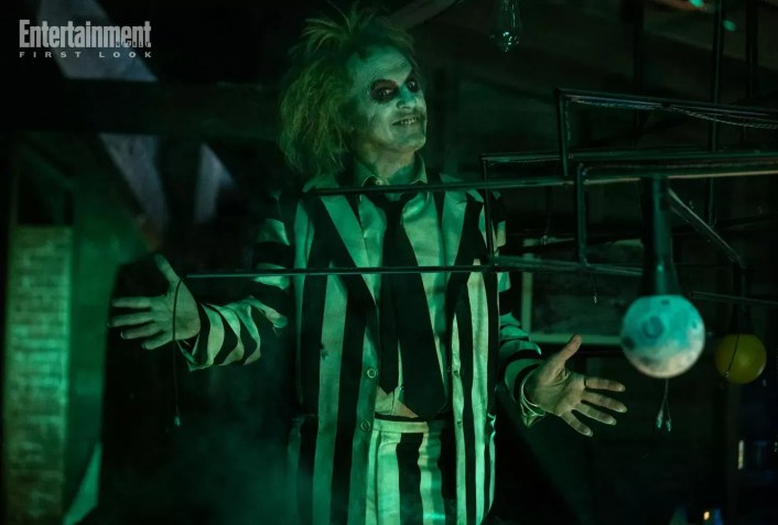Michael Keaton como Beetlejuice na sequência de "Os Fantasmas Se Divertem". / PARISA TAGHIZADEH/WARNER BROS. via Entertainment Weekly