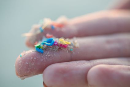 Foto aproximada de microplásticos nos dedos de pesquisadora