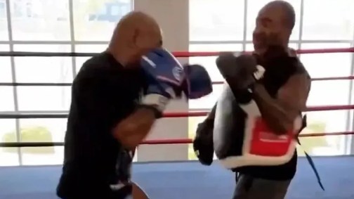 Mike Tyson treina para a luta contra Jake Paul