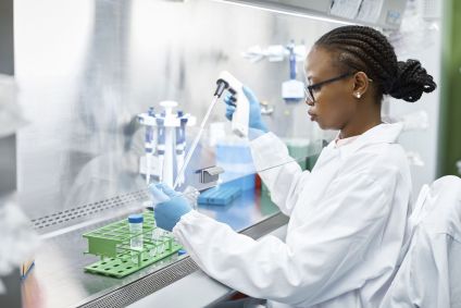 Mulher cientista analisando uma amostra médica em laboratório