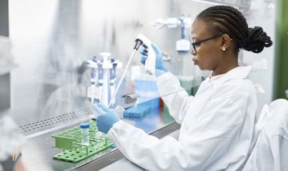 Participação feminina na ciência brasileira cresce 29% em 20 anos, diz relatório
