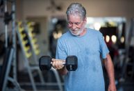 Musculação protege o cérebro de idosos contra demência, sugere estudo